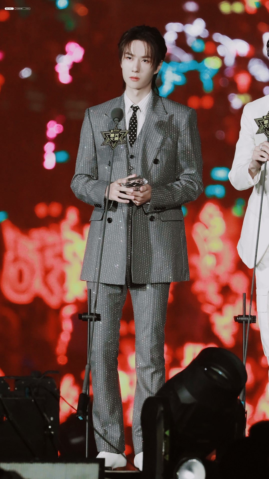 191228 腾讯星光大赏 @uniq-王一博 cr:logo