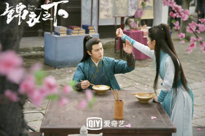 锦衣之下谭松韵.任嘉伦