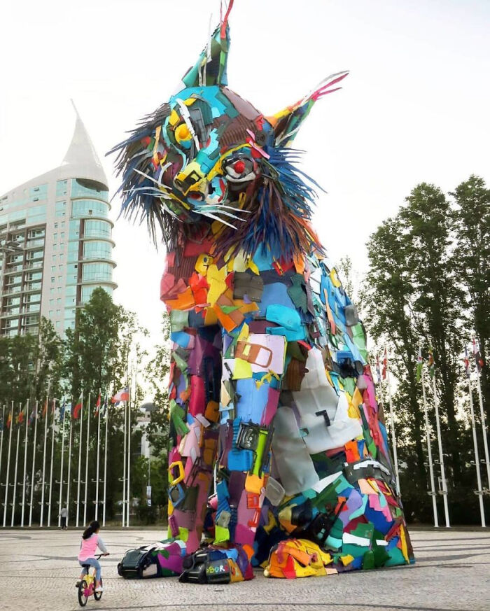 艺术家artur bordalo 将捡来的垃圾变成巨大的动物雕塑,希望可以提高