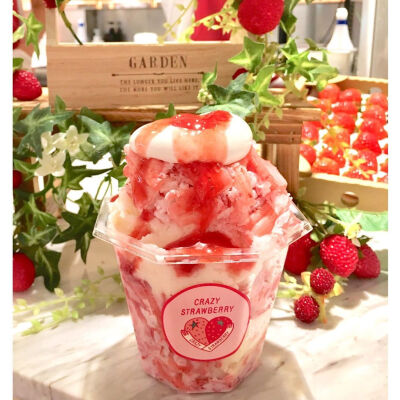 大阪草莓冰淇淋专门店 crazy strawberry 草莓蛋糕芭菲和草莓甜筒 粉