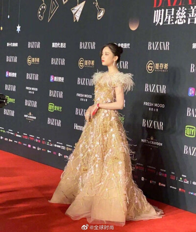 金丝羽毛裙# 古力娜扎今晚出席芭莎慈善夜,金色羽毛长裙亮相红毯,额前