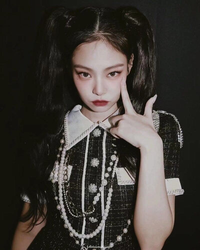 图源微博 话题#jennie壁纸# jennie生日快乐(> )