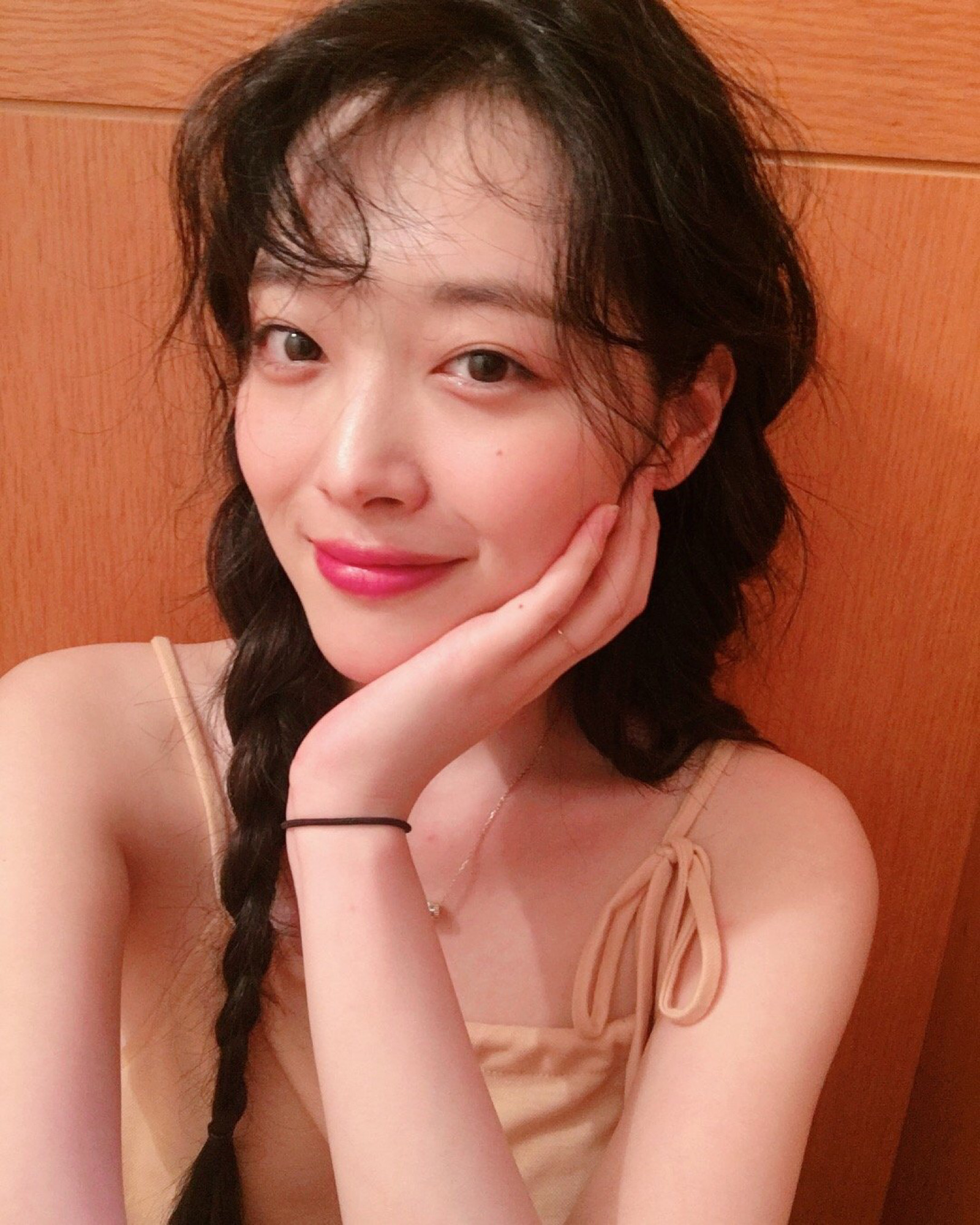 崔雪莉(sulli,,1994年3月29日—2019年10月14日),出生于韩国釜山,韩国