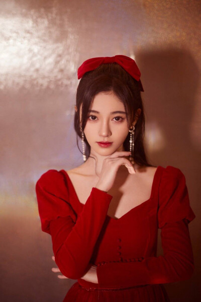 鞠婧祎 红色丝绒裙