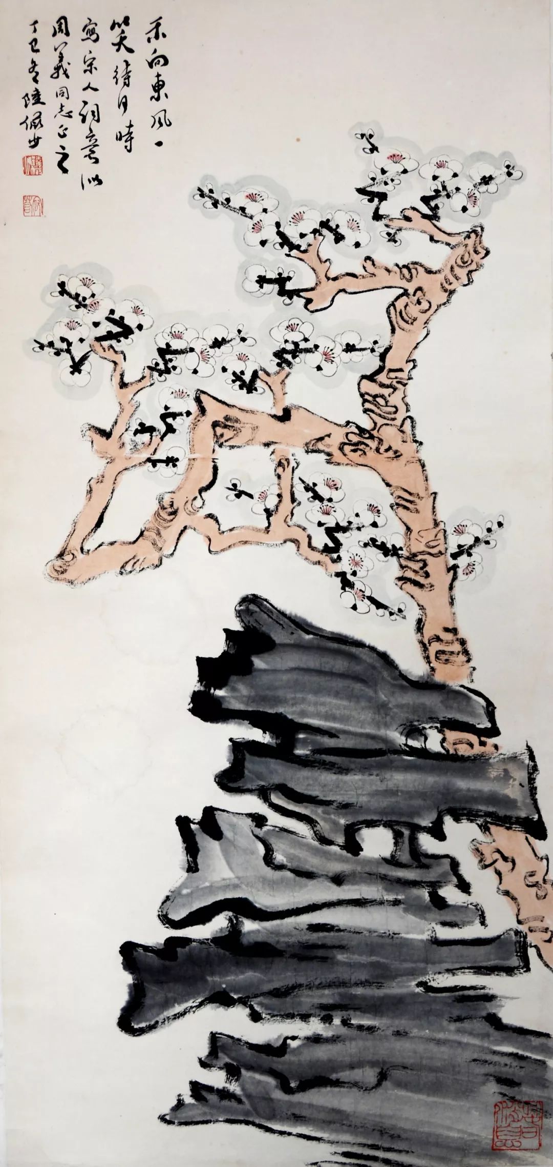陆俨少《梅石图》,纸本设色,89×42cm