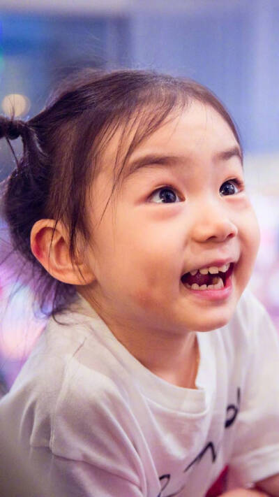 戚薇女儿♀李乐褀lucky小朋友壁纸 真的好可爱啊 喜欢她举手