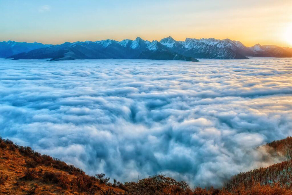 达瓦更扎云海更厚更壮观云海和雪景相互辉映形成了一个绝美的自然风景