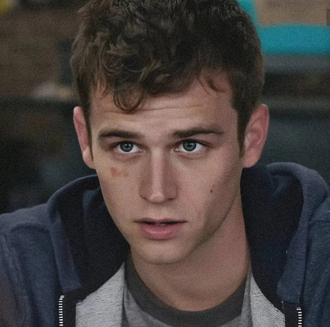 布兰登·弗林 brandon flynn, 1993年10月11日出生于美国佛罗里达