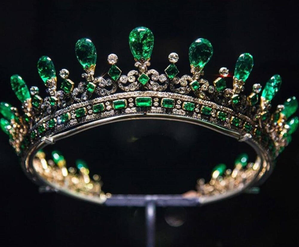 维多利亚女王的钻石祖母绿皇冠