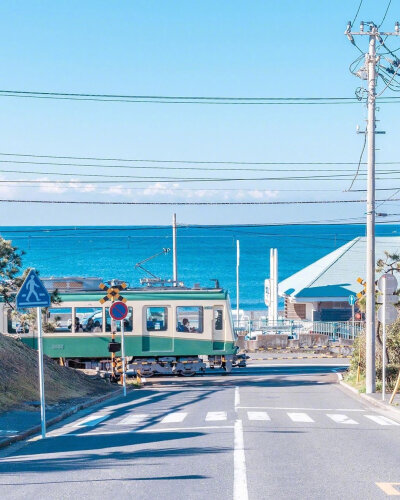 日本镰仓 蓝天白云电车海平线