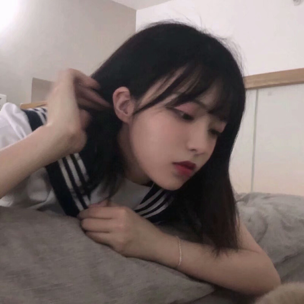 我当然不会试图摘月 我要月亮奔我而来.女生头像