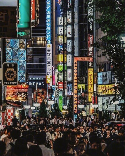 夜晚的日本闹市街头