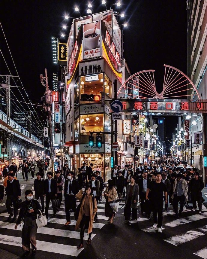 夜晚的日本闹市街头