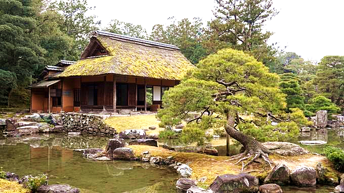 平等院是平安时代池泉舟游式的寺院园林.