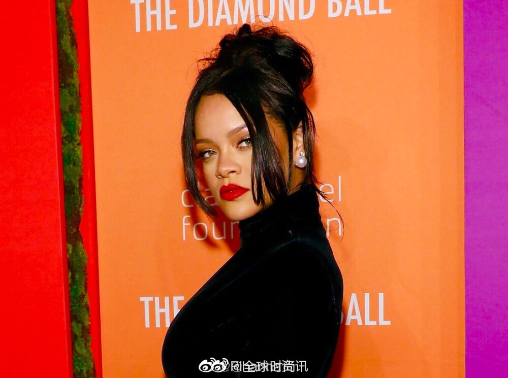 蕾哈娜 黑色丝绒鱼骨伞裙#rihanna出席the diamond ball慈善晚会