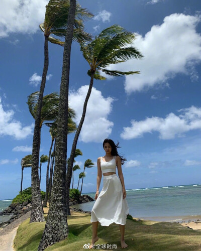 jennie夏威夷写真# 简单干净妆容,随风飘动的发丝,自然充满感染力的
