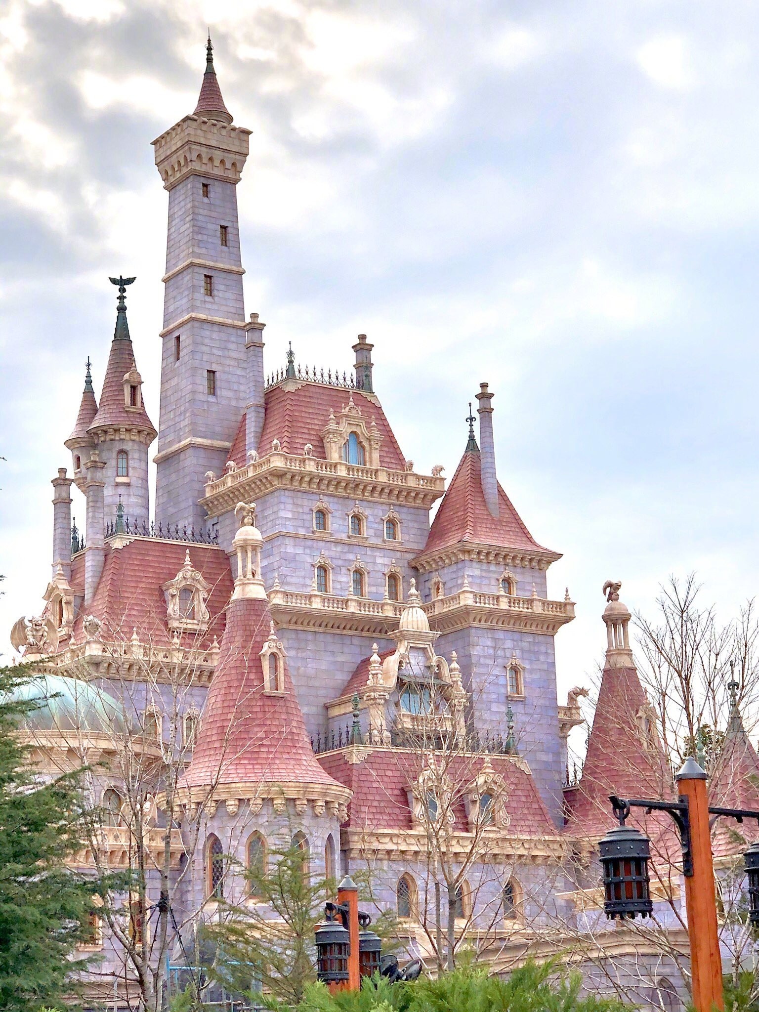 日本东京迪士尼乐园《美女与野兽》主题城堡