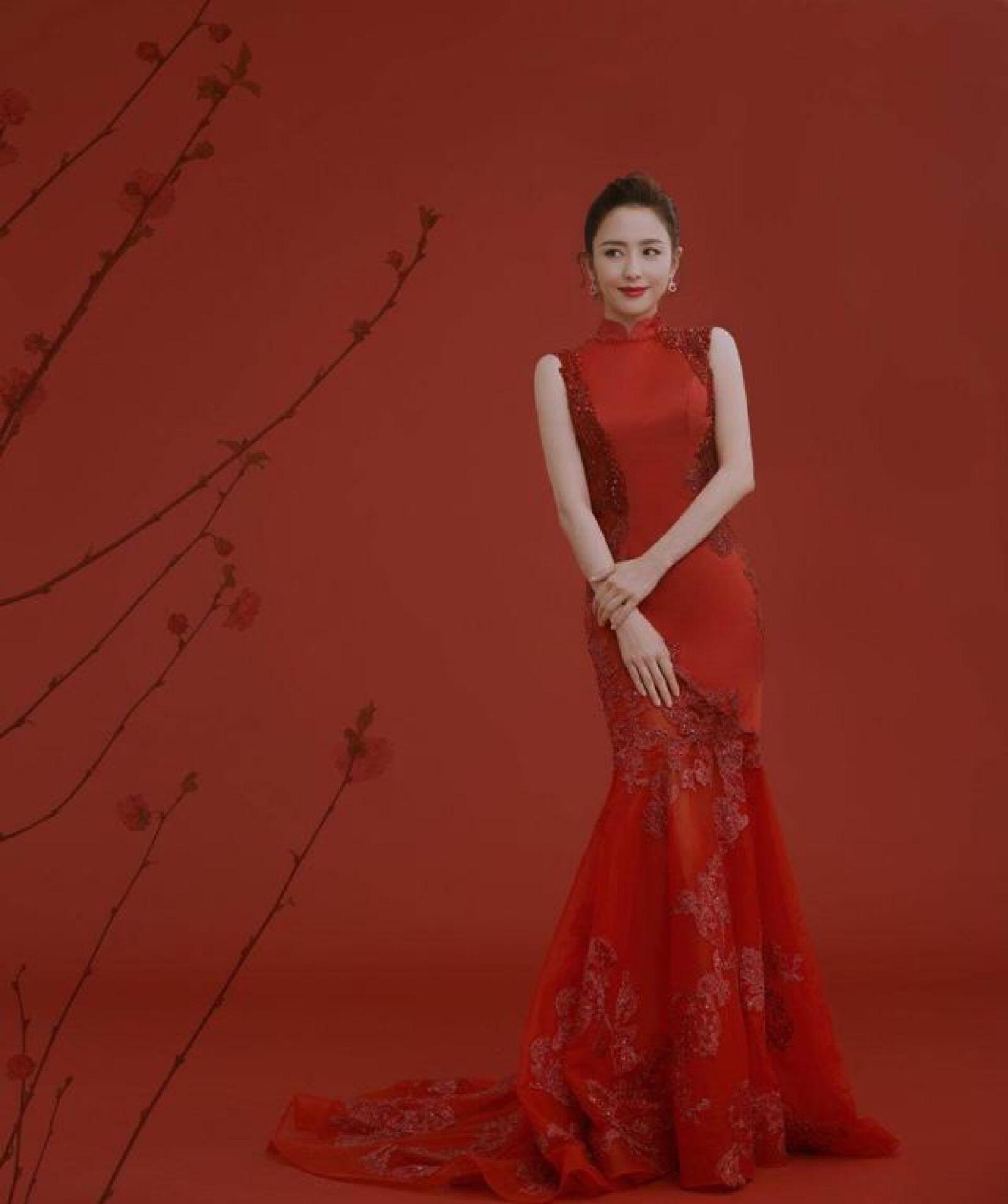 佟丽娅在2020庚子鼠年春晚上共穿了三套礼服.