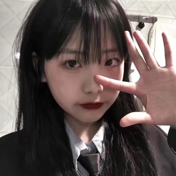 我猜一定有一些可爱的女生 每天晚上睡觉前 在脑海里把自己和自己喜欢