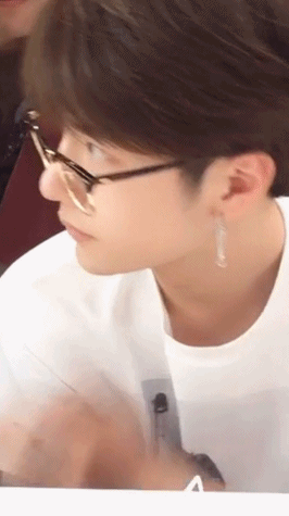 王一博的动图gif(1)