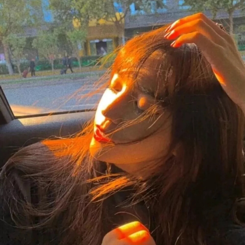 女生头像老人说"你喜欢的人教你长大.