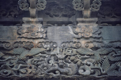 治世玄岳牌坊建成于嘉靖三十二年(1553年),是明清时期进入武当山400