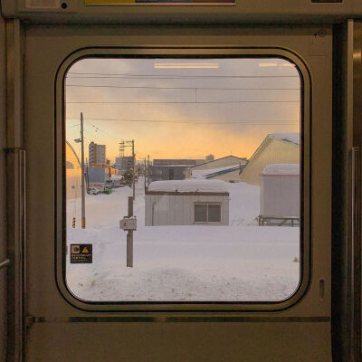 列车窗外的雪景