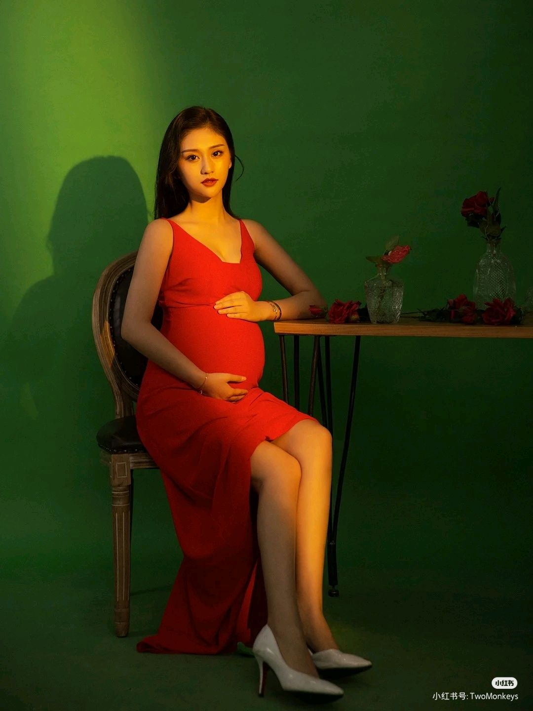 Happy pregnant Chinese woman-High-res stock photo for download