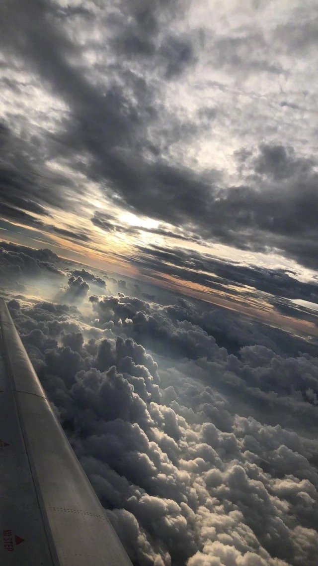 博主twi:briellejoness在飞机上拍到的云层一幕"我今天可能见到了天堂