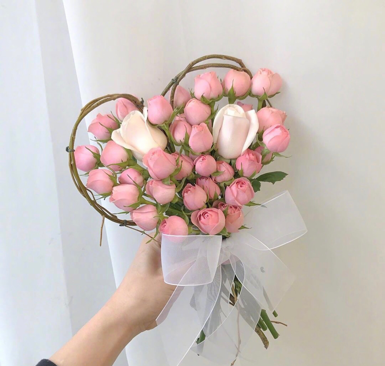 心形玫瑰花束属于春天和少女的淡粉色心形花束用心准备让鲜花礼物更有