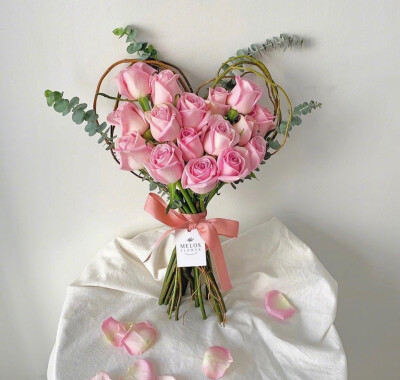心形玫瑰花束属于春天和少女的淡粉色心形花束用心准备让鲜花礼物更有