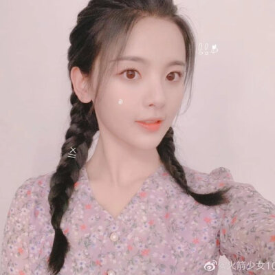 杨超越模头像