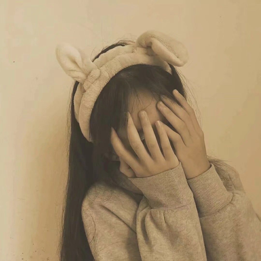 女生头像"你说月亮会不会和星星互羞心事"