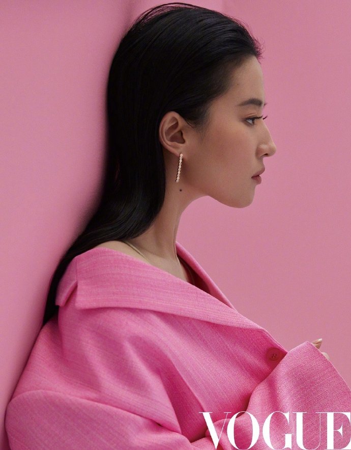 刘亦菲 vogue china 四月刊封面大片释出,简单场景,利落的西服套装