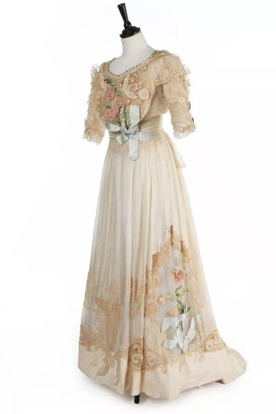 露西尔夫人设计的帝政风格的戏服
