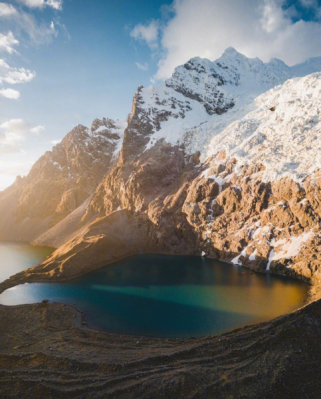 安第斯山脉是南美洲最美丽的风景线之一,这里有峻岭山峰,也有白雪皑皑