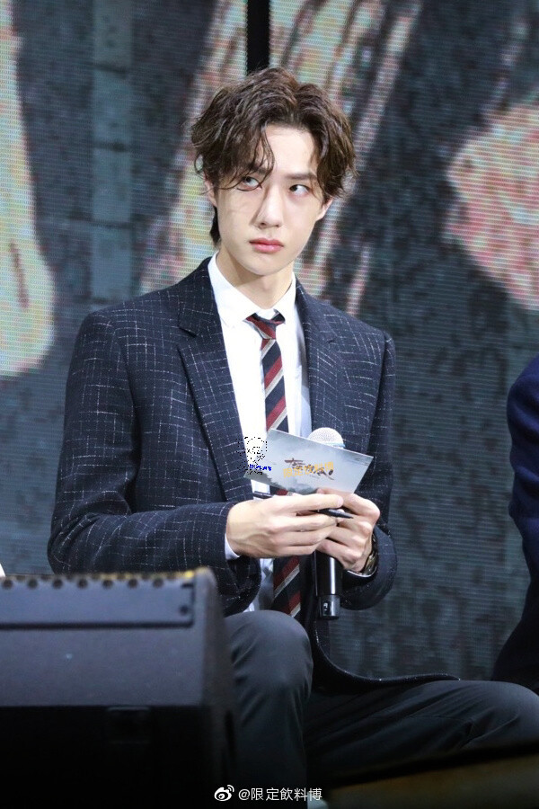 191102 陈情令南京演唱会 @uniq-王一博(委屈巴巴的) cr:logo