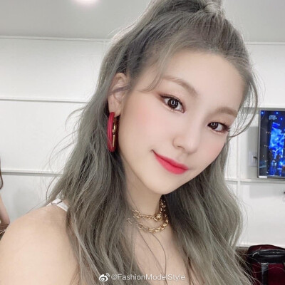 itzypeaceceleb korea style itzy yeji黄礼智 insta更新 高马尾