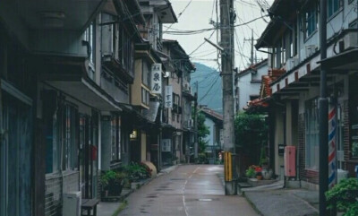 qq名片背景图 雨后清晨的日本街头