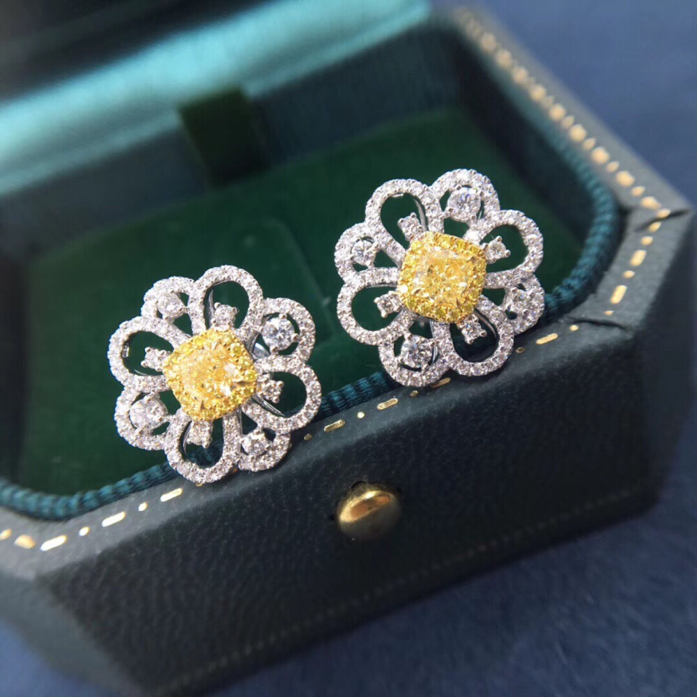 【黄钻耳钉】非常精致的小黄花耳钉,主石0.271ct/0.271ct,副石0.