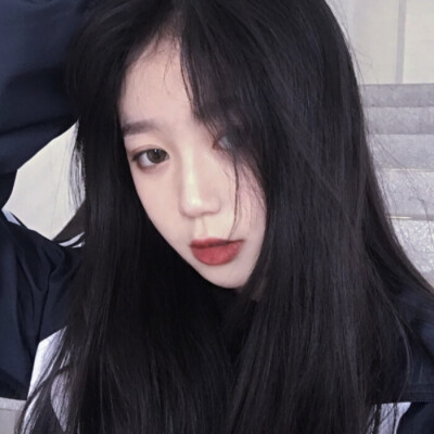 女生趴桌子头像