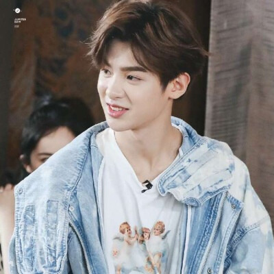 黄明昊.