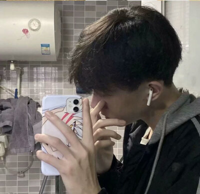 男头像锁骨下