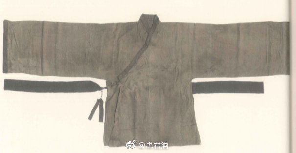 赵伯澐出土衣物中,其中一件交领衫的衣襟比较特殊,在目前公开的宋墓