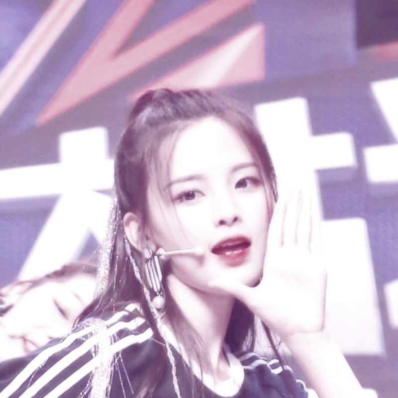 杨超越头像.自调滤镜