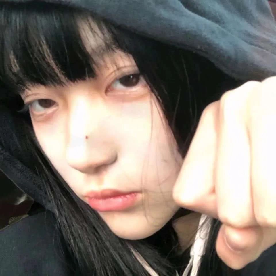 4月11日 17:49   关注  女生头像 酷 御姐风