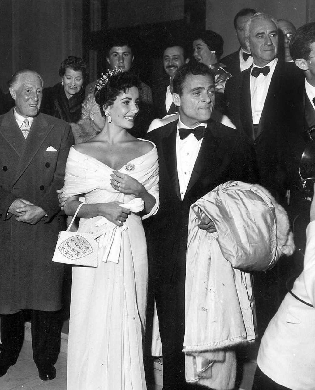 1957年,戴着tiara的伊丽莎白泰勒(elizabeth taylor)和她的丈夫mike
