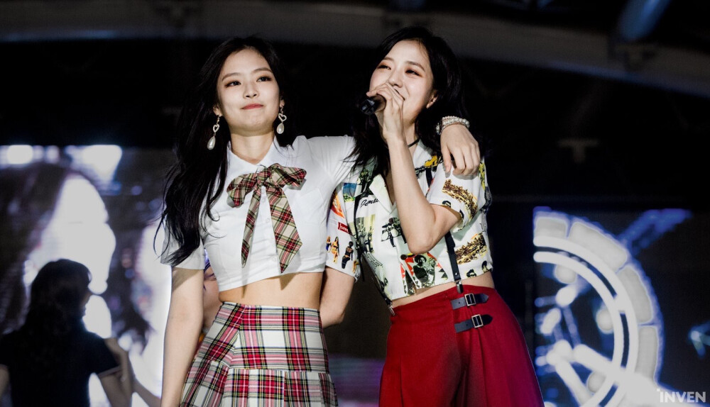 jennie & jisoo