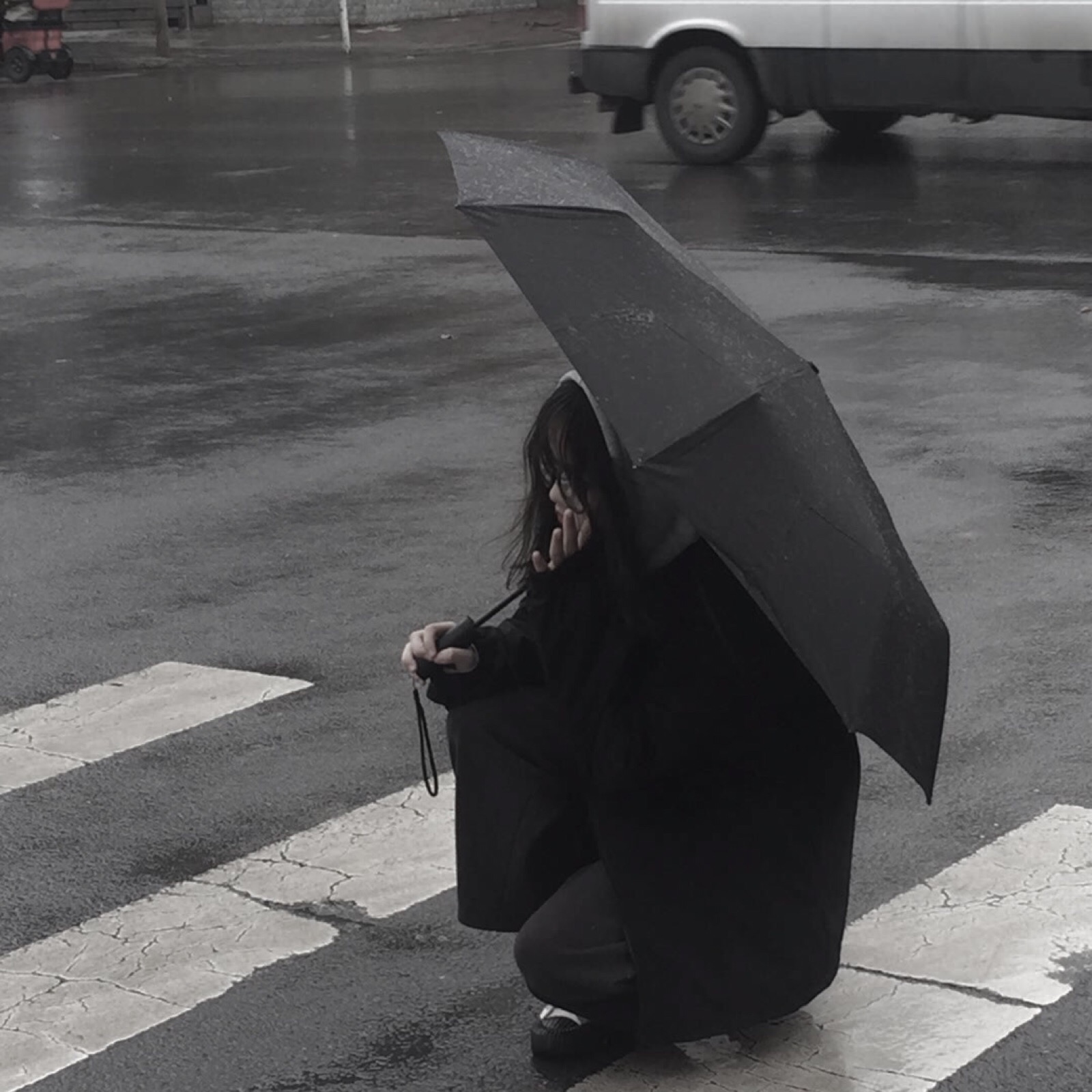 女头/下雨天也要自己撑伞 自调滤镜 拿图二转注明dt许知书