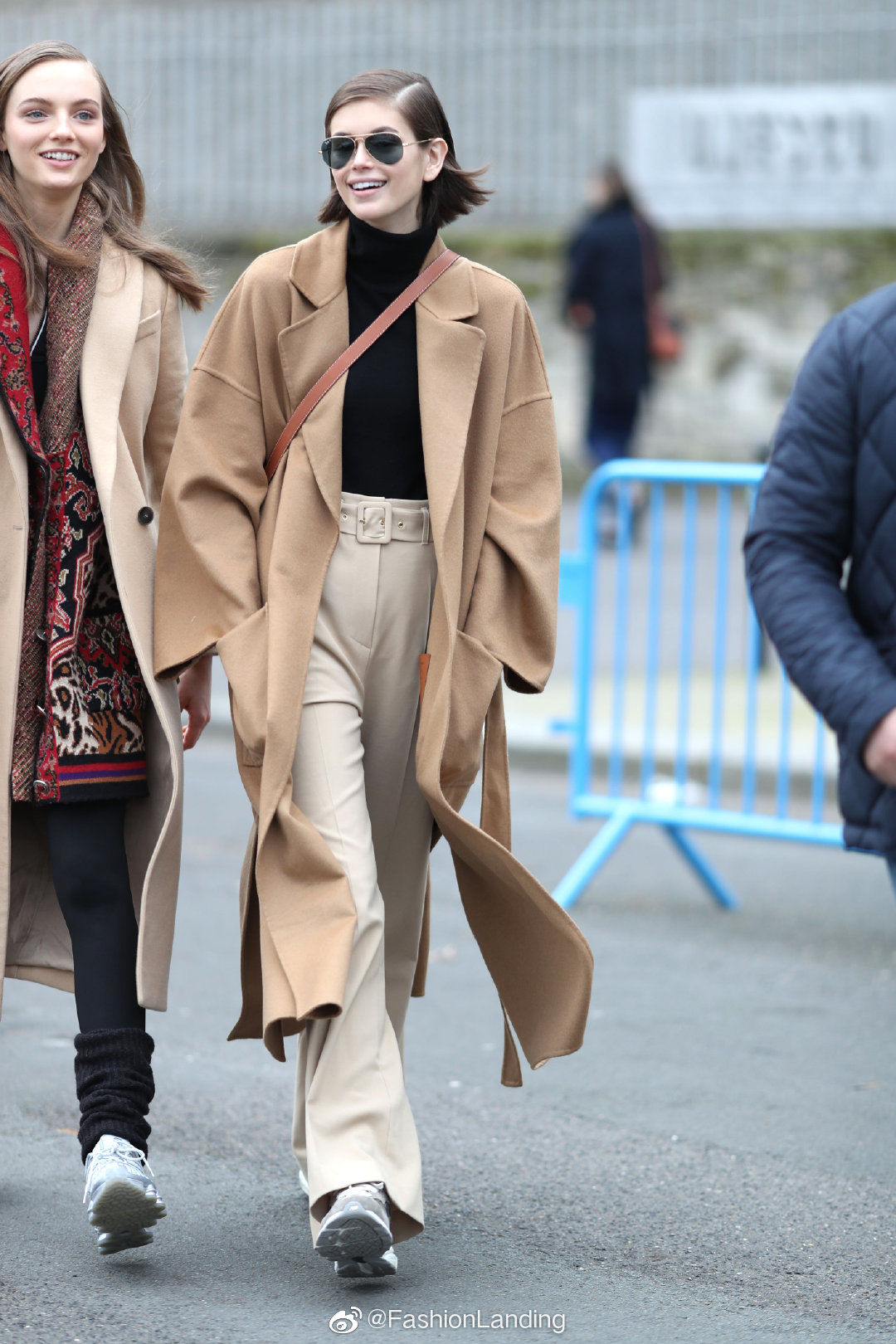 【街拍】#巴黎时装周# 当地时间2月28日,超模kaia gerber凯雅·杰柏